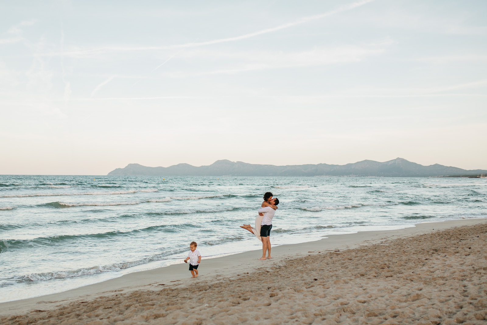 Fotos de familia en Mallorca con bebés en la playa